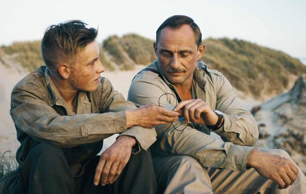 فیلم «زیر شن»(Land of Mine) با بازی لوئیس هافمن و رولاند مولر